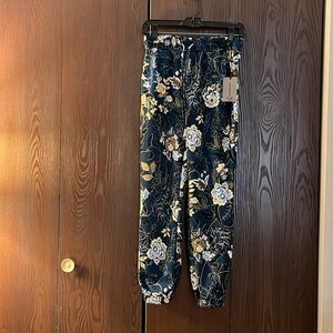 One by Chapter One jogger blue with floral patterned harem pants. Die XS/ TP NWT